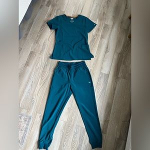 Dickies Scrub set Women’s Size small/ 2 pocket top and joggers,  like New